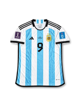 アルゼンチン代表 2022年FIFAワールドカップ カタール大会決勝 ホームユニフォーム フリアン・アルバレス9番 adidas製ホワイト×スカイブルーの縦ストライプ 決勝記念表記と大会パッチ入りサッカージャージ