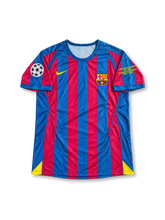 FCバルセロナ 2005/06シーズン UEFAチャンピオンズリーグ決勝パリ大会 ホームユニフォーム レプリカモデル ロナウジーニョ10番 Nike製ブルー×レッドの縦ストライプ イエローのディテールを配したサッカージャージ