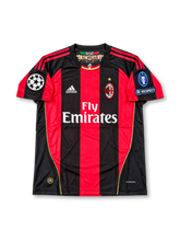ACミラン 2010/11シーズン UEFAチャンピオンズリーグ仕様 ホームユニフォーム レプリカモデル ロナウジーニョ80番 adidas製レッド×ブラックの縦ストライプ Fly EmiratesスポンサーロゴとUEFA大会パッチ入りサッカージャージ