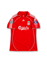 リヴァプールFC 2006/07シーズン UEFAチャンピオンズリーグ仕様 ホームユニフォーム レプリカモデル ジェラード8番 adidas製レッドのボディにホワイトのスリーストライプスとCarlsbergスポンサーロゴを配したサッカージャージ