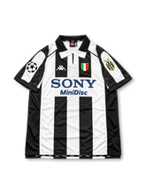 ユヴェントス 1997/98シーズン UEFAチャンピオンズリーグ仕様 ホームユニフォーム レプリカモデル デル・ピエロ10番 Kappa製ブラック×ホワイトの縦ストライプ Sony MiniDiscスポンサーロゴと大会袖パッチを配したレトロサッカージャージ