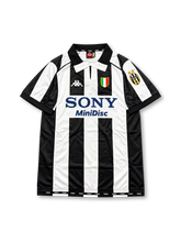 ユヴェントス 1997/98シーズン UEFAチャンピオンズリーグ仕様 ホームユニフォーム レプリカモデル ジダン21番 Kappa製ブラック×ホワイトの縦ストライプ Sony MiniDiscスポンサーロゴと欧州大会袖パッチを配したレトロサッカージャージ