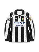 ユヴェントス 1997/98シーズン UEFAチャンピオンズリーグ仕様 長袖ホームユニフォーム レプリカモデル デル・ピエロ10番 Kappa製ブラック×ホワイトの縦ストライプ Sony MiniDiscスポンサーロゴと欧州大会袖パッチ入りレトロサッカージャージ