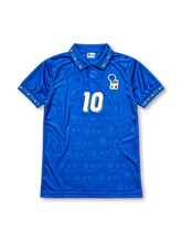 イタリア代表 1994年FIFAワールドカップ アメリカ大会 ホームユニフォーム レプリカモデル ロベルト・バッジョ10番 Diadora製ロイヤルブルーのジャカード柄にイタリア国旗のトリコロールを襟と袖口に配したレトロサッカージャージ