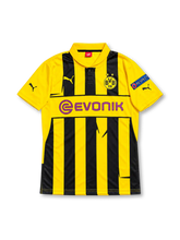 ボルシア・ドルトムント 2012/13シーズン UEFAチャンピオンズリーグ仕様 ホームユニフォーム レプリカモデル ロイス11番 PUMA製イエロー×ブラックの縦ストライプ Evonikスポンサーロゴと欧州大会袖パッチを配したレトロサッカージャージ