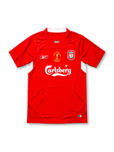 リヴァプールFC 2004/05シーズン ホームユニフォーム ジェラード8番 Reebok製レッドのボディにホワイトのサイドパネル、Carlsbergスポンサーロゴとクラブエンブレムを配したレトロサッカージャージ