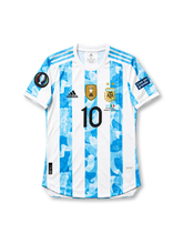 アルゼンチン代表 2022年フィナリッシマ イタリア戦仕様 ホームユニフォーム レプリカモデル メッシ10番 adidas製スカイブルー×ホワイトの縦ストライプにAFAエンブレム、2021年コパ・アメリカ優勝記念パッチ、試合記念プリントとフィナリッシマ大会袖パッチを配したサッカージャージ