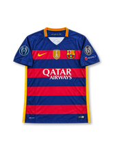 FCバルセロナ 2015/16シーズン UEFAチャンピオンズリーグ仕様 ホームユニフォーム レプリカモデル メッシ10番 Nike製ネイビー×レッドの横ストライプにQatar Airwaysスポンサーロゴ、クラブエンブレム、FIFAクラブワールドカップ優勝バッジと欧州大会袖パッチを配したレトロサッカージャージ