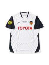 バレンシアCF 2003/04シーズン 2004年UEFAカップ決勝ヨーテボリ仕様 ホームユニフォーム レプリカモデル アイマール21番 Nike製ホワイトのボディにブラックの袖、レッドのTOYOTAスポンサーロゴ、決勝戦記念刺繍、UEFAカップ袖パッチを配したレトロサッカージャージ