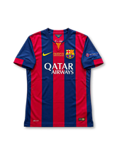 FCバルセロナ 2014/15シーズン 2015年ベルリン UEFAチャンピオンズリーグ決勝仕様 ホームユニフォーム レプリカモデル メッシ10番 Nike製ブルー×レッドの縦ストライプにQatar Airwaysスポンサーロゴ、決勝戦記念プリント、UEFAチャンピオンズリーグとRESPECTの袖パッチを配したレトロサッカージャージ