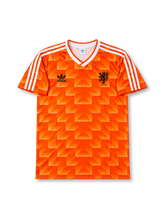オランダ代表 1988年UEFA欧州選手権 ホームユニフォーム レプリカモデル 背番号10 adidas製オレンジの幾何学総柄ボディにホワイトのVネック、袖のスリーストライプス、ブラックのトレフォイルロゴとオランダサッカー協会のライオンエンブレムを配したレトロサッカージャージ