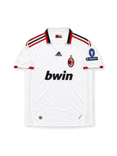 ACミラン 2009/10シーズン UEFAチャンピオンズリーグ仕様 アウェイユニフォーム レプリカモデル ロナウジーニョ80番 adidas製ホワイトのボディにレッドとブラックのショルダーストライプ、bwinスポンサーロゴ、ACミランのクラブエンブレム、欧州大会スターボールパッチ、優勝回数7回の記念バッジとUEFA RESPECTパッチを配したレトロサッカージャージ