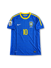 ブラジル代表 2010年南アフリカワールドカップ アウェイユニフォーム カカ10番 Nike製ロイヤルブルーのボディにイエローの細かなドット柄、イエローのクルーネックと肩のライン、ホワイトのナイキロゴ、五つ星付きCBFブラジル代表エンブレム、イエローの胸番号10、FIFAワールドカップ2010大会袖パッチ、背面のKAKÁネームと10番を配したレトロサッカージャージ