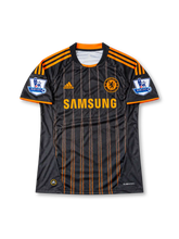 チェルシーFC 2010/11シーズン アウェイユニフォーム ディディエ・ドログバ11番。adidas製ブラックのボディに細かな縦ストライプ柄とオレンジの肩のスリーストライプを施し、胸元にオレンジのadidasロゴ、チェルシーのクラブエンブレム、SAMSUNGスポンサーロゴを配したレトロサッカージャージ。背面にはDROGBAのネームとホワイトの11番をプリント。