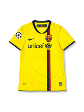 FCバルセロナ 2008-09シーズン アウェイユニフォーム リオネル・メッシ10番 Nike製 イエローのボディにネイビーのVネックと袖口、レッドとブルーの縦ストライプ、UNICEFスポンサーロゴ、Nikeスウッシュ、クラブエンブレム、UEFAチャンピオンズリーグの袖章、背面にMESSIのネームと10番を配したレトロサッカージャージ