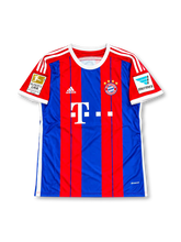 バイエルン・ミュンヘン 2014-15シーズン ホームユニフォーム トニ・クロース39番 adidas製 レッドとロイヤルブルーの縦ストライプ、ホワイトのクルーネックと肩の3本ライン、Deutsche Telekomスポンサーロゴ、ゴールドのFIFAクラブワールドカップ優勝記念バッジ、クラブエンブレム、背面にKROOSのネームと39番を配したレトロサッカージャージ