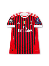 ACミラン 2011-12シーズン ホームユニフォーム ズラタン・イブラヒモビッチ11番 adidas製 レッドとブラックの細い縦ストライプ、ホワイトのクルーネックと袖口、肩のホワイト3本ライン、Fly Emiratesスポンサーロゴ、ゴールドスター付きクラブエンブレム、イタリア王者を示すスクデットバッジ、背面にIBRAHIMOVIĆのネームとホワイトの11番を配したレトロサッカージャージ