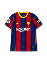 FCバルセロナ 2020-21シーズン ホームユニフォーム リオネル・メッシ10番 Nike製 ブルーとエンジの縦ストライプに細いゴールドのライン、イエローのクルーネック、イエローのNikeスウッシュ、FCバルセロナのクラブエンブレム、ホワイトのRakutenスポンサーロゴ、袖のbekoロゴとラ・リーガパッチ、背面にMESSIのネームとイエローの10番、裾付近にunicefロゴを配したサッカージャージ