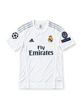 レアル・マドリード 2015-16シーズン UEFAチャンピオンズリーグ ホームユニフォーム クリスティアーノ・ロナウド7番 adidas製 ホワイトのボディにライトグレーの肩3本ライン、ラウンドネック、グレーのadidasロゴ、レアル・マドリードのクラブエンブレム、Fly Emiratesスポンサーロゴ、UEFAチャンピオンズリーグのスターボールパッチと優勝回数を示すバッジ、背面にRONALDOのネームと7番を配したサッカージャージ