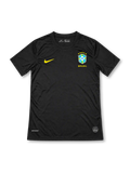 2018年ロシアW杯期のブラジル代表をイメージしたブラックのレトロトレーニングTシャツ。イエローのNikeスウッシュと5つ星のCBFエンブレムが特徴。