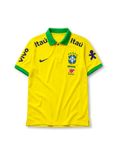 イエロー地にグリーンのポロ襟と袖口、左胸のNikeスウッシュ、右胸のCBFエンブレムとBRASILの文字、Guaranáロゴ、両肩のItaúロゴ、両袖のvivoと紫のブランドアイコンを備えたブラジル代表2022ポロシャツ正面