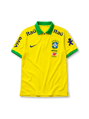 イエロー地にグリーンのポロ襟と袖口、左胸のNikeスウッシュ、右胸のCBFエンブレムとBRASILの文字、Guaranáロゴ、両肩のItaúロゴ、両袖のvivoと紫のブランドアイコンを備えたブラジル代表2022ポロシャツ正面