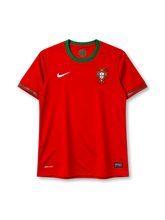 2012年ポルトガル代表ホームユニフォーム。赤を基調にグリーンカラーと袖口ラインを配したNike製サッカージャージ。