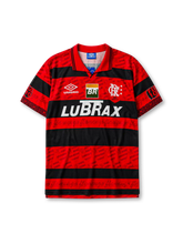 レッドとブラックのホリズンタルストライプにブラックのポロ襟、胸元のUMBROロゴ、BR(ペトロブラス)スポンサーロゴ、LUBRAXスポンサーロゴ、右胸のフラメンゴクラブエンブレムを備えたフラメンゴ1995年ホームジャージ正面