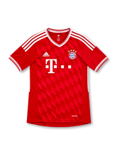 バイエルン・ミュンヘン 2013/14 ホームユニフォーム。レッドのボディに白のスリーストライプ、クラブエンブレム、adidasロゴ、T-Mobileスポンサー、ダイヤ柄を配したデザイン。