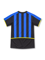 インテル 2002/03 ホームユニフォーム。ブルーとブラックのストライプにイエローのNikeロゴ、クラブエンブレム、Pirelliスポンサーを配したデザイン。