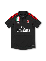 ACミラン 2012/13 アウェイユニフォーム。ブラックのボディにレッドのスリーストライプ、クラブエンブレム、adidasロゴ、Fly Emiratesスポンサー、胸元のトリコロールディテールを配したデザイン。