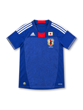 2010 日本代表 ホーム adidas製 羽根の柄と首元の赤いパネルが入った青いレトロサッカーユニフォーム