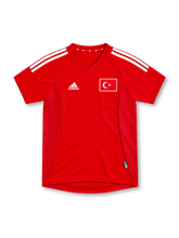 2002 トルコ代表 ホーム adidas製 白い3本ラインと国旗パッチが入った赤いレトロサッカーユニフォーム