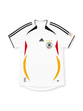 2006 ドイツ代表 ホーム adidas製 赤と金の曲線パネルと黒い肩ラインが入った白いレトロサッカーユニフォーム