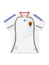 2006 日本代表 アウェイ adidas製 灰色の曲線パネルと赤い丸首が入った白いレトロサッカーユニフォーム