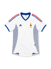 2002 フランス代表 アウェイ adidas製 青いVネックと赤・青の肩ラインが入った白いレトロサッカーユニフォーム