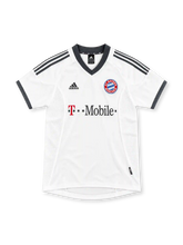 02/03 バイエルン・ミュンヘン アウェイ adidas製 ダークグレーのトリムとT-Mobileロゴが入った白いレトロサッカーユニフォーム