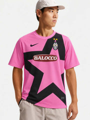 11/12 ユヴェントス アウェイ Nike製 巨大な黒い星とBALOCCOロゴが入った鮮やかなピンクのレトロサッカーユニフォーム
