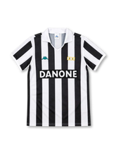 92/94 ユヴェントス ホーム Kappa製 太い白黒の縦縞とDANONEロゴが入ったレトロサッカーユニフォーム