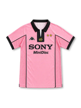 97/98 ユヴェントス アウェイ Kappa製 黒いカラーと100周年ロゴ、SONY MiniDiscロゴが入ったピンクのレトロサッカーユニフォーム