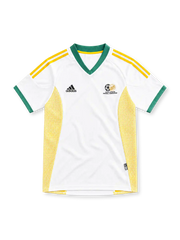 南アフリカ代表 2002 アウェイユニフォーム。ホワイトのボディにグリーンのVネックと袖口、イエローのadidasスリーストライプ、南アフリカサッカー協会のエンブレム、両脇のイエローメッシュを配したデザイン。