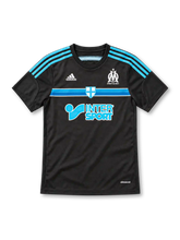 オリンピック・マルセイユ 2014/15 サードユニフォーム。ブラックのボディにライトブルーのadidasスリーストライプ、ブルーの胸ライン、十字紋章、クラブエンブレム、INTERSPORTスポンサーを配したデザイン。