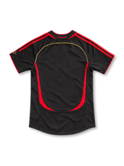 ACミラン 2006/07 サードユニフォーム。ブラックのボディにレッドのadidasスリーストライプとサイドパネル、ゴールドのパイピング、クラブエンブレム、ホワイトのbwinスポンサーを配したデザイン。
