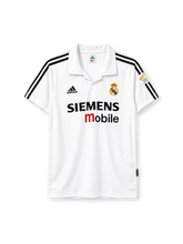 ホワイトを基調にブラックの肩ラインを配し、左胸にレアル・マドリードのエンブレム、中央にSIEMENS mobileロゴ、折り返し襟と袖パッチを備えた2002-03ホームユニフォーム正面。