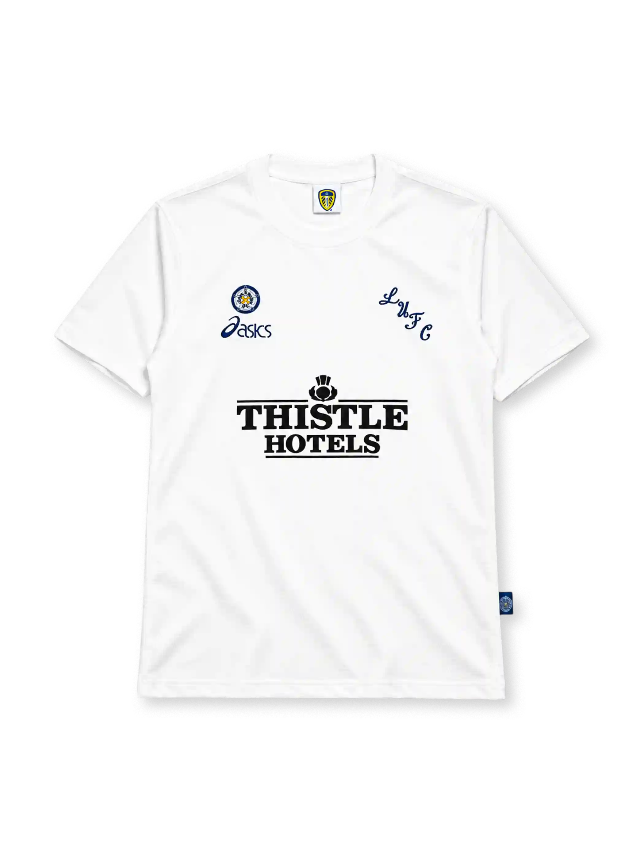 ホワイトを基調にネイビーのLUFC刺繍を配し、胸中央にTHISTLE HOTELSロゴ、右胸にブランドロゴとクラブモチーフを備えた1995-96リーズ・ユナイテッド ホームユニフォーム正面。