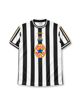 ニューカッスル・ユナイテッド 1997-99 ホーム ユニフォーム 白黒ストライプ 中央のエンブレムとNewcastle Brown Aleロゴ入り