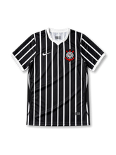 黒地に白の細い縦縞、白いクルーネック襟と袖口、左胸のNikeロゴ、S.C. CORINTHIANS PAULISTA 1910と記された復刻エンブレムを備えたコリンチャンス2026-27アウェイジャージ正面