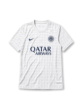 淡い水色に三角形・ダイヤ柄と「INTER」の透かし文字、水色のクルーネック襟、紺色のNikeロゴ、円形のインテル・ミラノクラブエンブレム、QATAR AIRWAYSスポンサーロゴを備えたインテル・ミラノ2026-27トレーニングジャージ正面