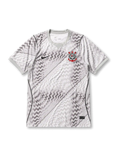 ホワイトベースに灰色のジグザグ柄、白灰色のクルーネック襟、左胸のNikeロゴ、S.C. CORINTHIANS PAULISTA 1910と記された円形クラブエンブレムを備えたコリンチャンス2026-27トレーニングジャージ正面