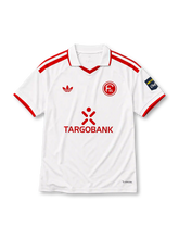白地に赤いV字ポロ襟と袖口トリム、赤いadidasトレフォイルロゴ、赤いF95クラブエンブレム、TARGOBANKのスポンサーロゴを備えたフォルトゥナ・デュッセルドルフ2026-27アウェイシャツ正面